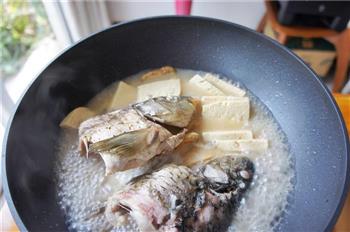 榨菜鱼头豆腐汤的做法图解9