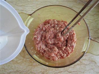 笋肉锅贴的做法步骤2