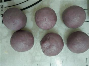 紫薯香芋蛋黄酥的做法步骤3