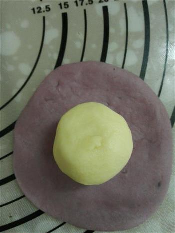 紫薯香芋蛋黄酥的做法图解5