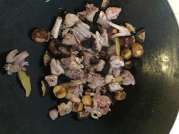 板栗香菇焖鸡的做法步骤4