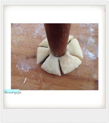 豆沙花式面包的做法步骤2
