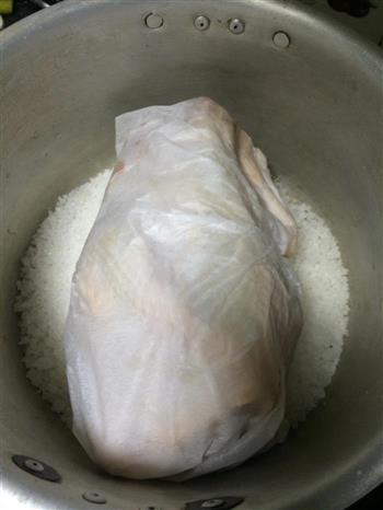 简易且正宗的盐焗鸡的做法步骤6