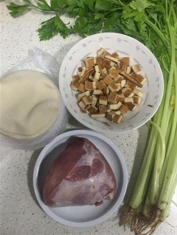 蒸芹菜鲜肉馄饨的做法步骤1