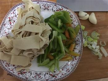 尖椒豆皮 正宗东北菜的做法步骤1