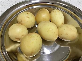 香菇小土豆炖鸡腿的做法步骤2