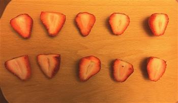 草莓酸奶沙拉的做法步骤1