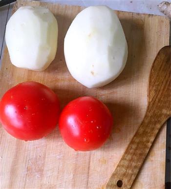 土豆西红柿面的做法步骤1