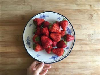 健康低脂红酒草莓冰棒的做法步骤1