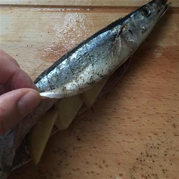 盐烤秋刀鱼的做法步骤3