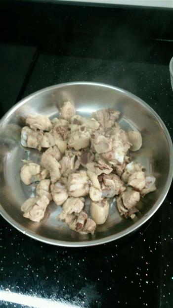 茶树菇炖鸡块的做法步骤1