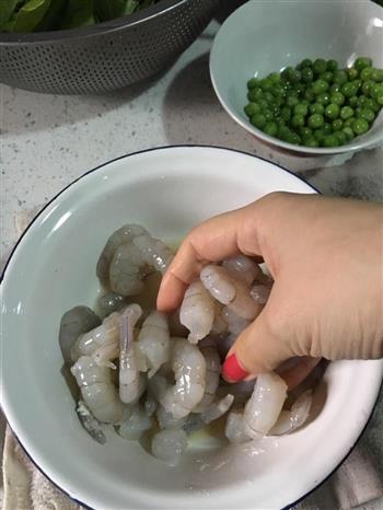 虾仁炒青豆怎么做，虾仁炒青豆怎么做好吃，虾仁炒青豆做法