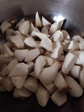 杏鲍菇炖鸡.加点老豆付的做法步骤2