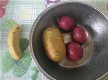 微波炉烤紫薯，土豆的做法步骤1