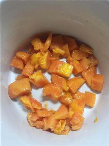 木瓜牛奶红枣莲子银耳汤的做法图解1