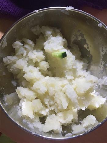 小黄瓜香肠土豆泥的做法步骤1