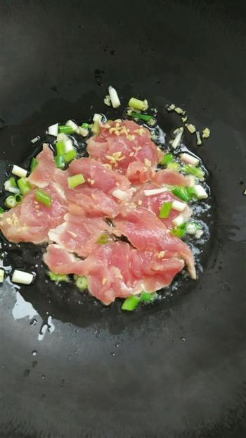 肉磨，松茸，木耳炒肉的做法步骤6