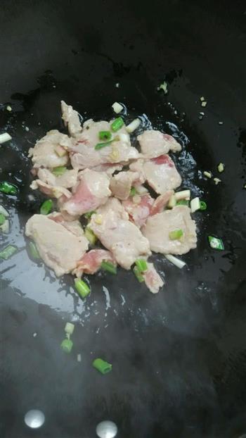 肉磨，松茸，木耳炒肉的做法步骤7