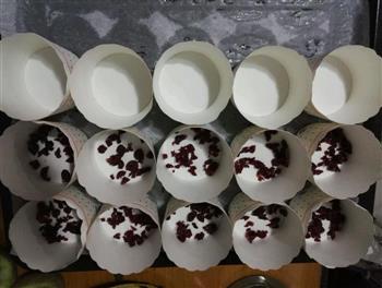 酸奶蔓越莓戚风杯子蛋糕的做法步骤11