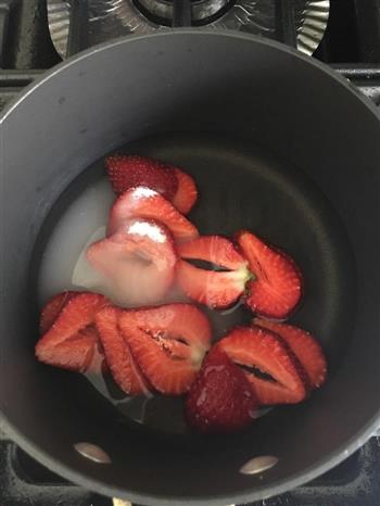 堪比哈根达斯的草莓果肉冰激凌的做法图解1