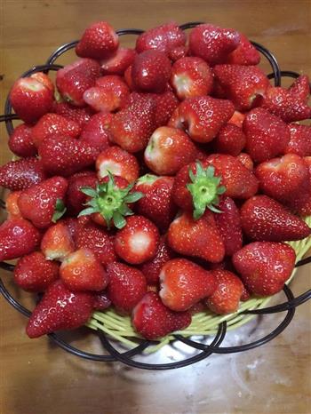 纯手工草莓冰激凌的做法步骤1