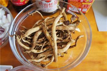 干锅茶树菇-如何获得极致口感的做法步骤3
