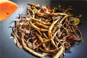 干锅茶树菇-如何获得极致口感的做法步骤7