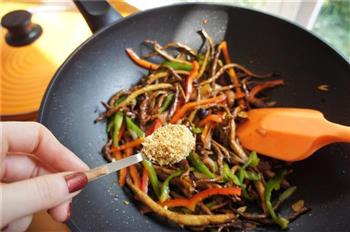 干锅茶树菇-如何获得极致口感的做法步骤8