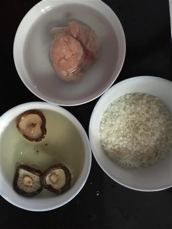豆丁酱的午餐-美味的香菇鸡肉粥的做法步骤1
