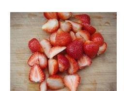 草莓酸奶昔的做法步骤1