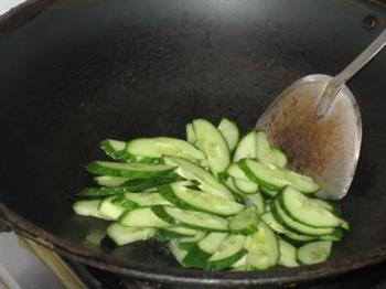 黄瓜炒油条的做法步骤3