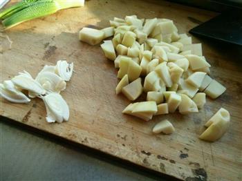 鸡腿蘑菇炖土豆的做法图解2