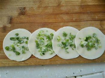 饺子皮版葱油饼的做法步骤1