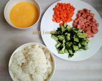 黄瓜火腿肠蛋炒饭的做法步骤1