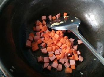 黄瓜火腿肠蛋炒饭的做法步骤3