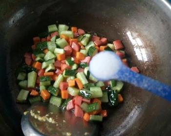 黄瓜火腿肠蛋炒饭的做法步骤5