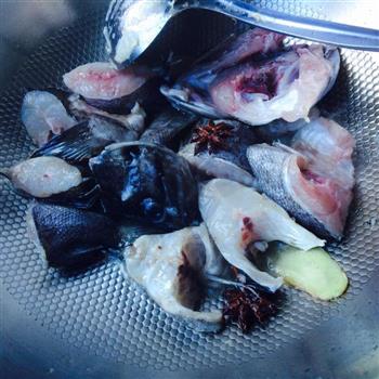 玉米杂蘑黑鱼汤的做法步骤2