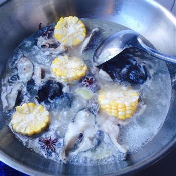 玉米杂蘑黑鱼汤的做法图解3