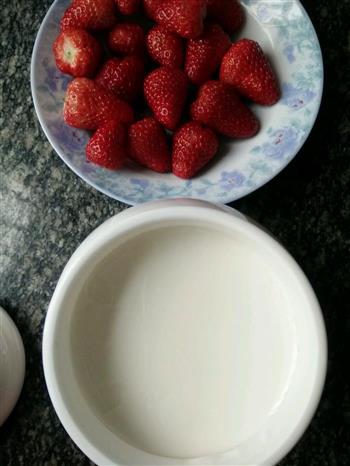草莓酸奶昔的做法步骤1