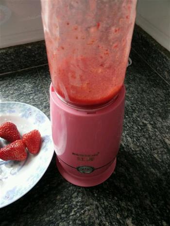 草莓酸奶昔的做法步骤2
