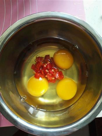 剁辣椒炒蛋的做法步骤1