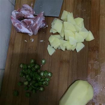西红柿土豆排骨汤的做法步骤1