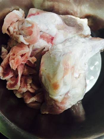 酸菜白肉炖大骨的做法步骤1
