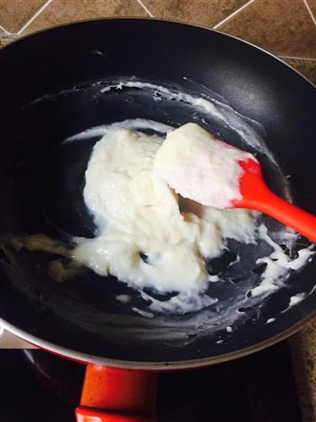 外脆里嫩的炸牛奶的做法步骤2