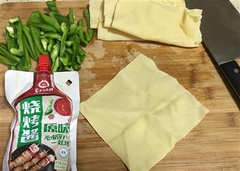 青椒豆腐卷的做法步骤1