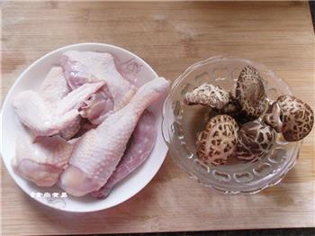花菇炖鸡的做法步骤1