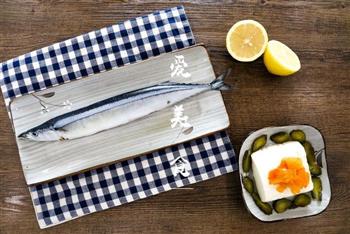 滋滋柠香-盐烤秋刀鱼的做法步骤1