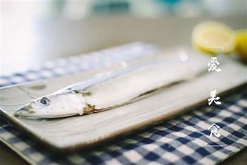 滋滋柠香-盐烤秋刀鱼的做法步骤2