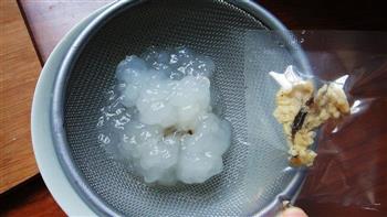 桃胶银耳炖雪蛤的做法图解2