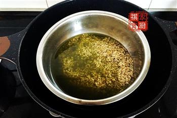 春笋咸肉豌豆乌米饭的做法图解8